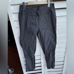 Women Black Capri Panta - Lululemon - Size 8